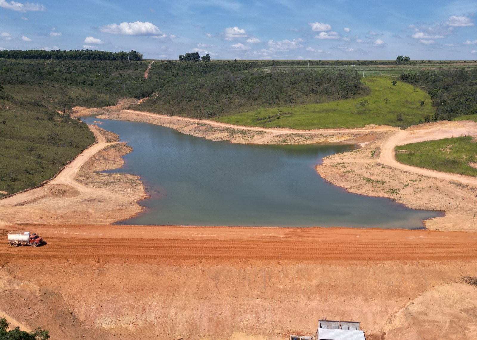 Contenção de água em fazenda