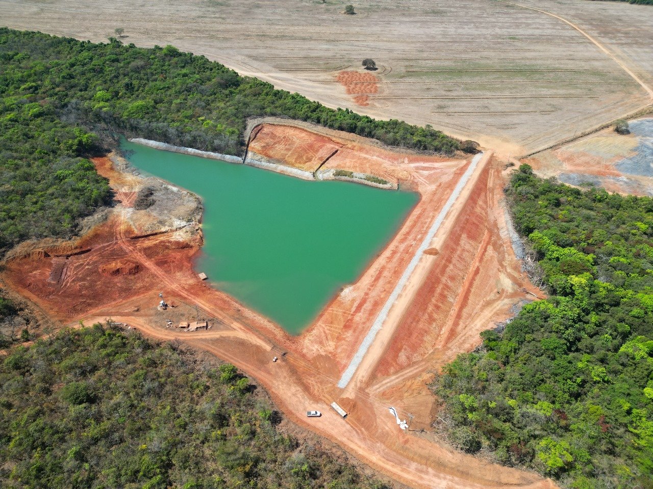 Acerto de terreno para contenção de água 